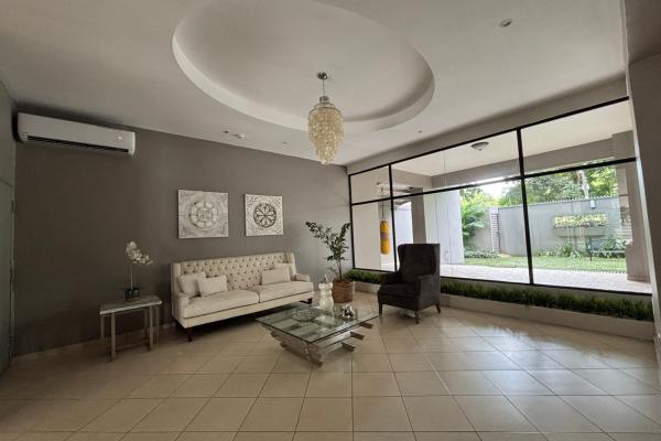 Modern apartment in altos del golf