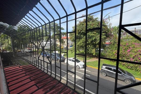 Edificio residencia de dos plantas - ciudad de colón