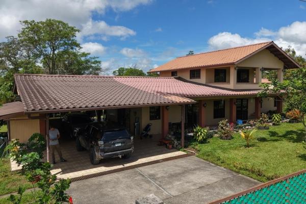 Casa familiar con jardines y taller en un terreno de 3486 m² en potrerillos
