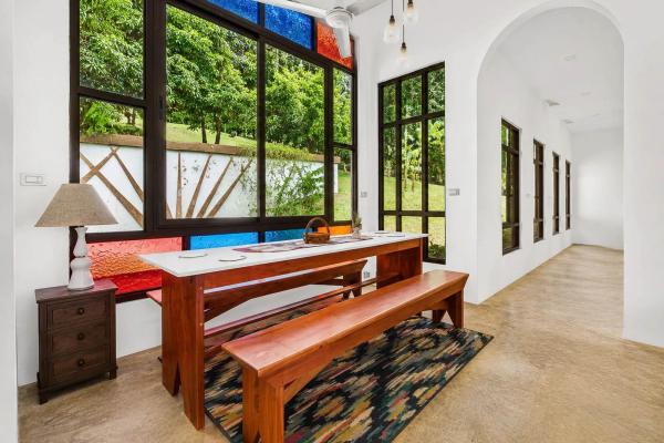 Oceanfront home with swimming pool in mata oscura