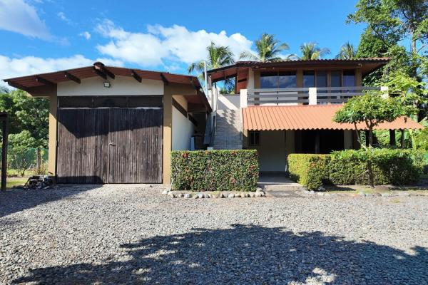 Home with 3 apartments, lagoon access