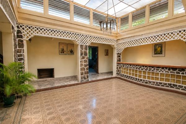 Terreno de 1,556m² en altos del golf con casa colonial para restaurar