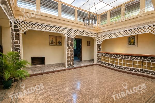 Terreno de 1,556m² en altos del golf con casa colonial para restaurar