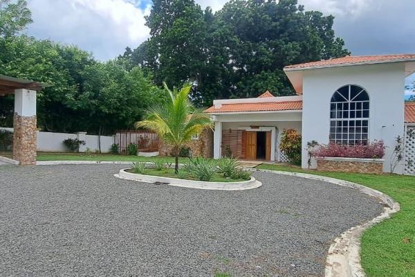 4 bedroom house with private pool and jacuzzi
