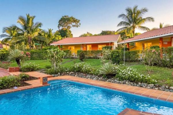 Propiedad con casa principal, 6 estudios y piscina