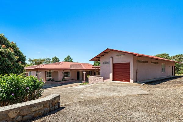 7 hectares mountain solar-powered home in boquete