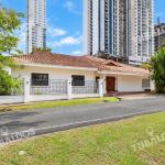 Venta de casa de 2 niveles en altos del golf