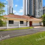 Venta de casa de 2 niveles en altos del golf