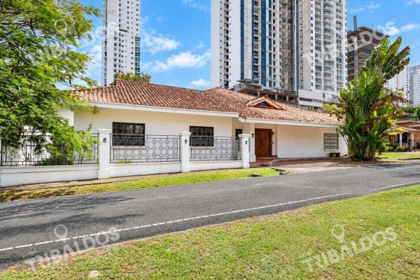 Two-level house for sale in altos del golf