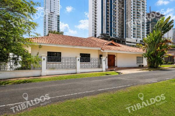 Venta de casa de 2 niveles en altos del golf