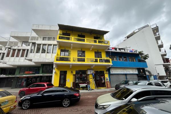 Building across from plaza arango in santa ana.