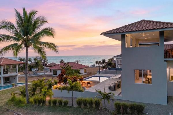 Casa moderna con vista al mar en andromeda estates pedasi