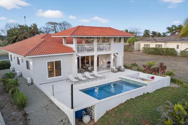 Casa moderna con vista al mar en andromeda estates pedasi