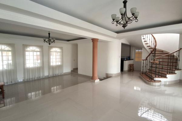 A single-family house with a pool is for sale in altos de panama.