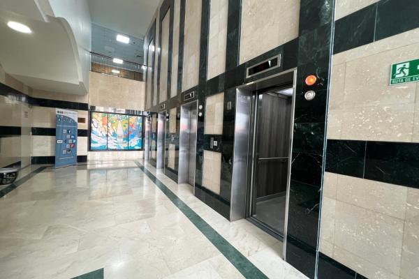 Commercial office for sale at the wtc in marbella.