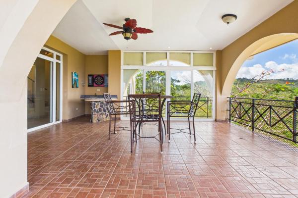 Casa con vistas a la montaña y al océano en venta en sora