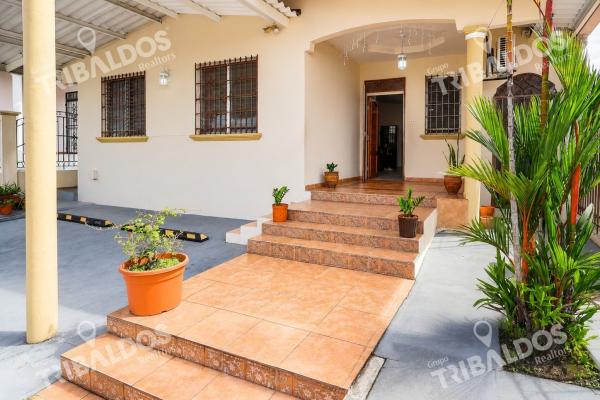 House for sale in brisas del golf