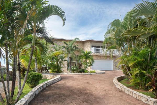 Beachfront 4-bedroom home with pool in boca chica