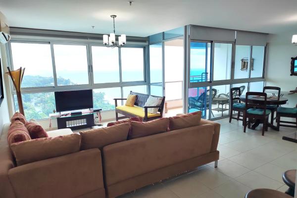 Apartamento con vista al mar y montañas