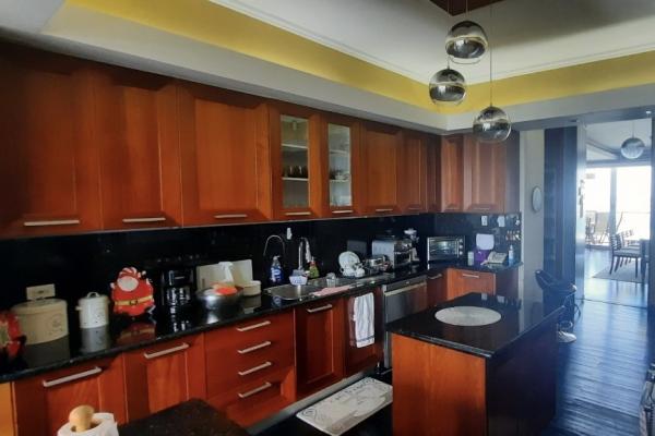 Sale of apartment in aqualina building