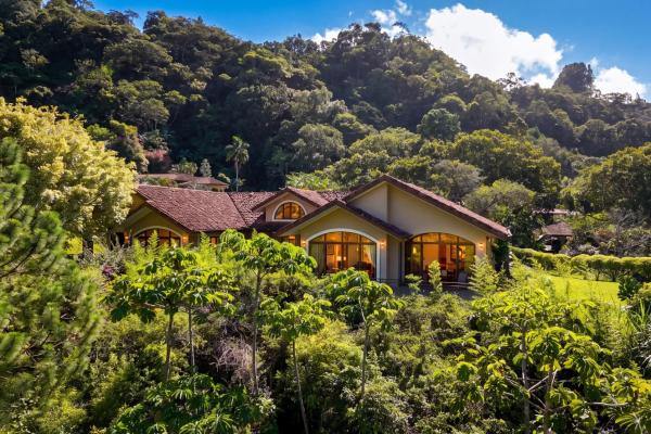 Two villas with 6 bedrooms and mountain views
