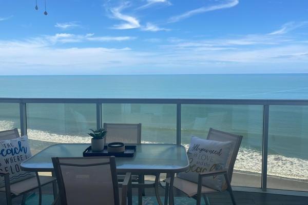 Apartamento moderno de 2 habitaciones frente al mar en playa malibú