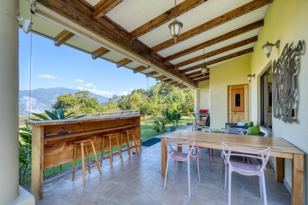 Casa en boquete con casita y vistas impresionantes al volcán