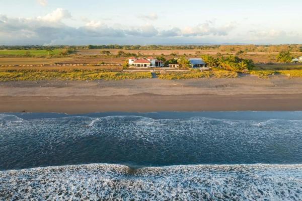 Beachfront mansion with pool in la barqueta