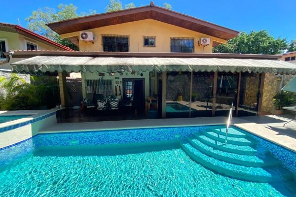 Family home with a pool and jacuzzi. just bring yo