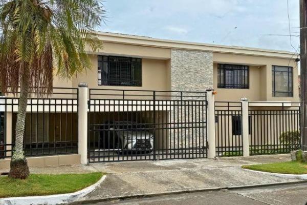 Dos mares, amplia casa familiar con gran jardin excelente precio