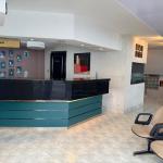 Clínica y cuenta con 2 acceso de entrada