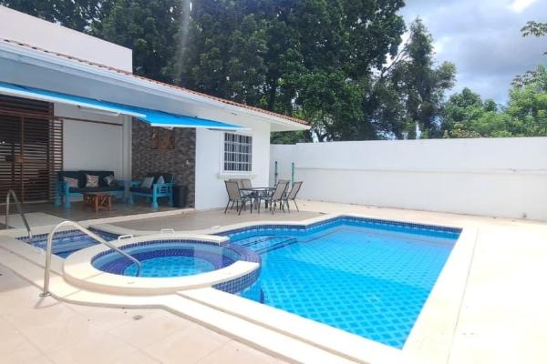 4 bedroom house with private pool and jacuzzi