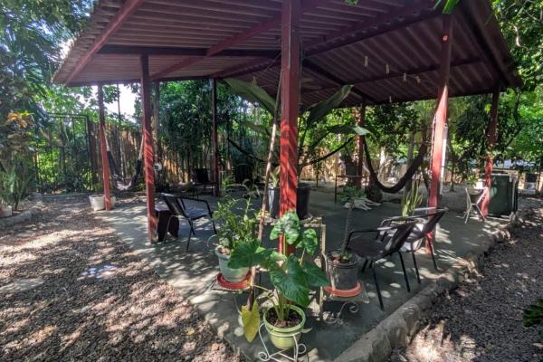 Se vende casa con casa de huéspedes y amplio terreno.