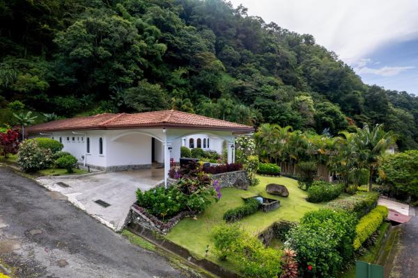 Casa de lujo con jardines en valle escondido boquete