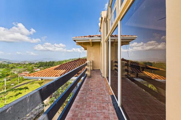Casa con vistas a la montaña y al océano en venta en sora