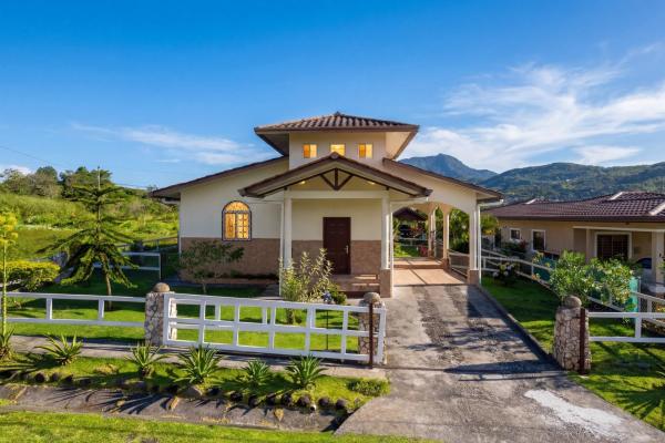 3 bedroom home with loft in alto boquete