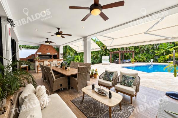 Casa en venta en altos del golf, panamá | 4 recámaras, piscina y 6 estacionamientos
