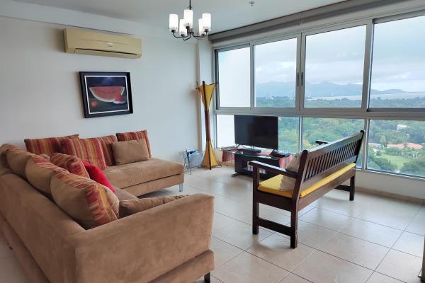 Apartamento con vista al mar y montañas