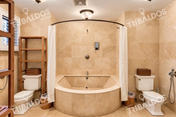 Venta de casa de 2 niveles en altos del golf