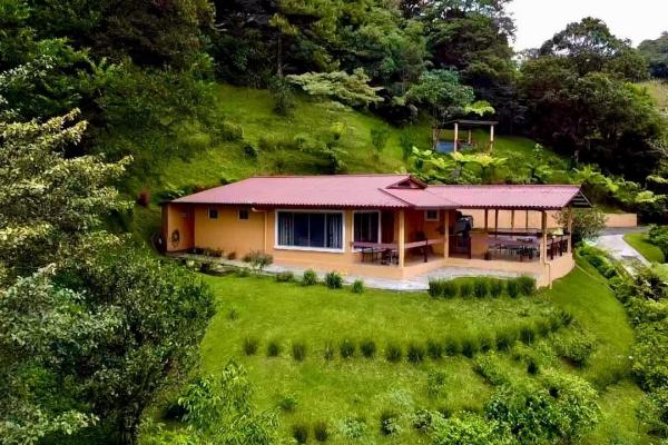 Mountain retreat in altos del maria