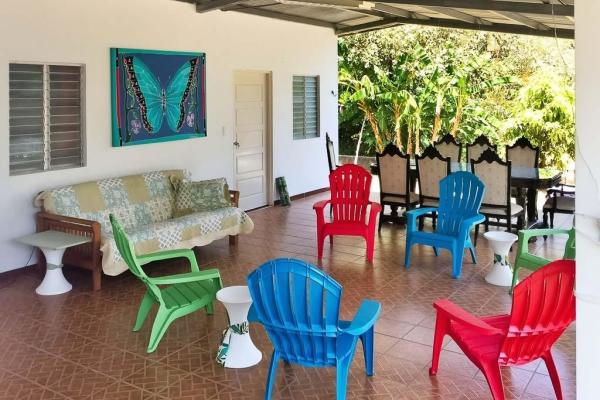 Casa en pedasí con área independiente para huéspedes