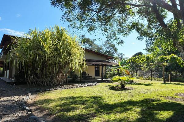 Home with 3 apartments, lagoon access
