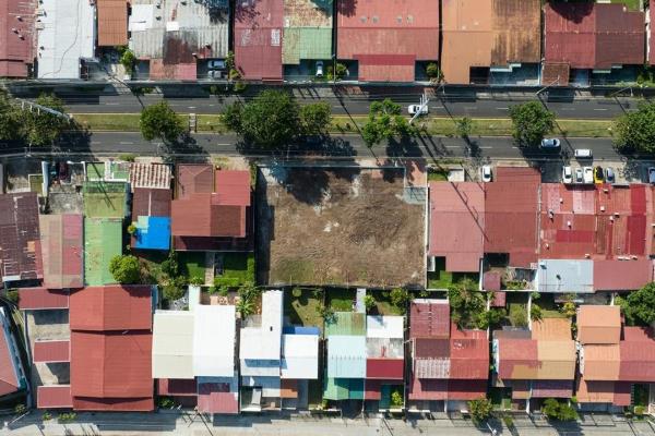Casas comerciales sobre la via principal de chanis