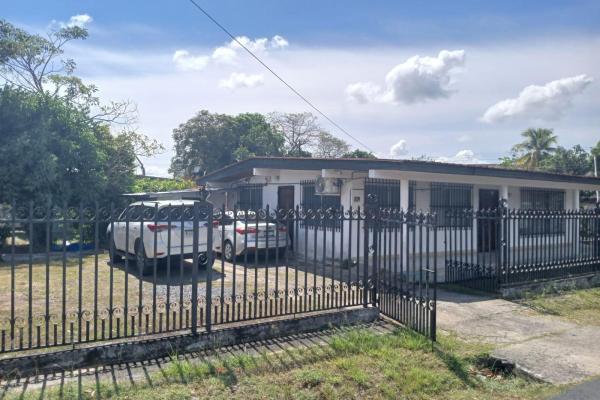 Se vende local comercial y dos casas