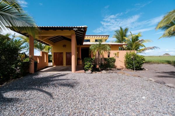 Oceanfront 3br home w/ pool in playa barqueta