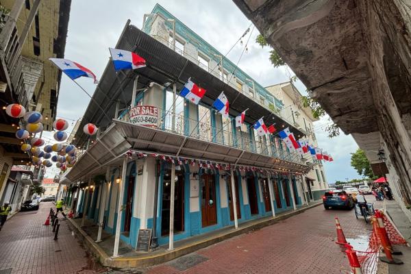 Commercial building with roi in casco viejo.