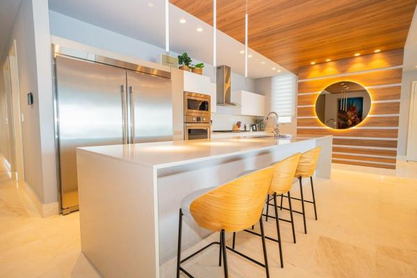 Se vende exclusivo apartamento de 3 habitaciones frente a la isla.