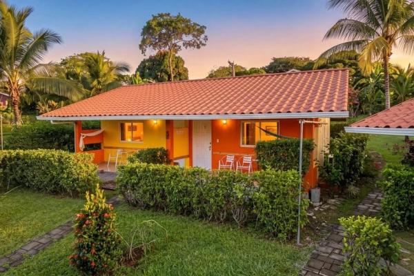 Propiedad con casa principal, 6 estudios y piscina