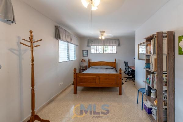 Two-story house with 4 bedrooms in altos de panamá