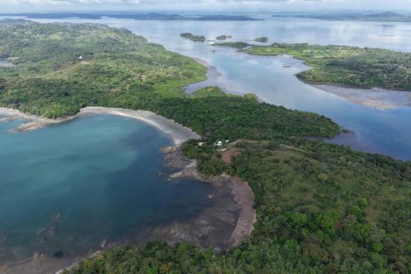 Terreno insular de 10,5 hectáreas con acceso por carretera.